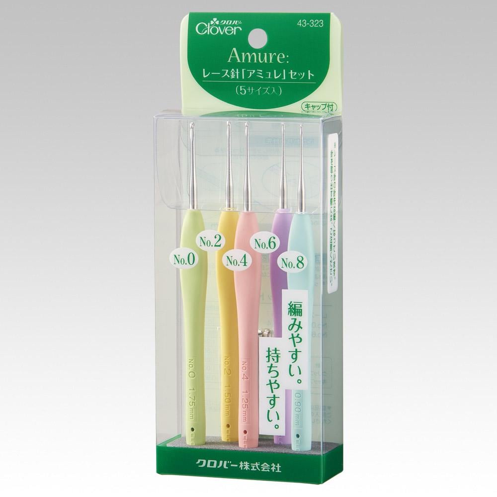A package containing four crochet hooks in different colors, labeled with numbers and Japanese text.