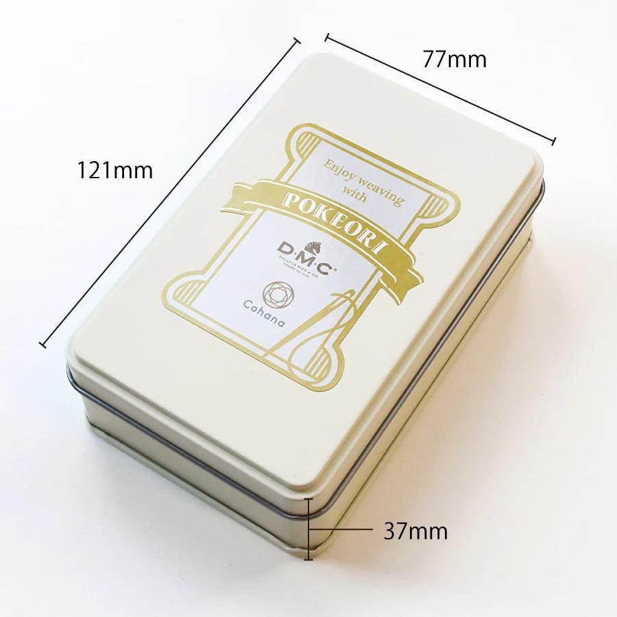 a white tin can with a label that reads "POKERI" and "DMC" printed on it. The can is described as having a size of "77mm" and "37mm" in the provided dimensions.
