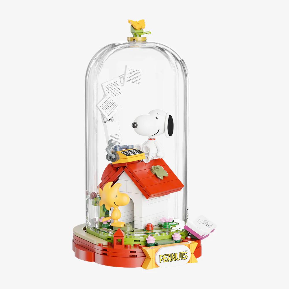 A Peanuts-themed toy display featuring a Peanuts-themed house, a Peanuts-themed dog, and various Peanuts-themed elements.