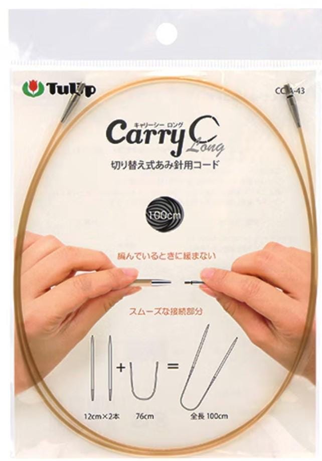 a pair of hands holding a 100cm knitting needle, with a clear plastic package containing the needle and a label indicating the size and material of the product.