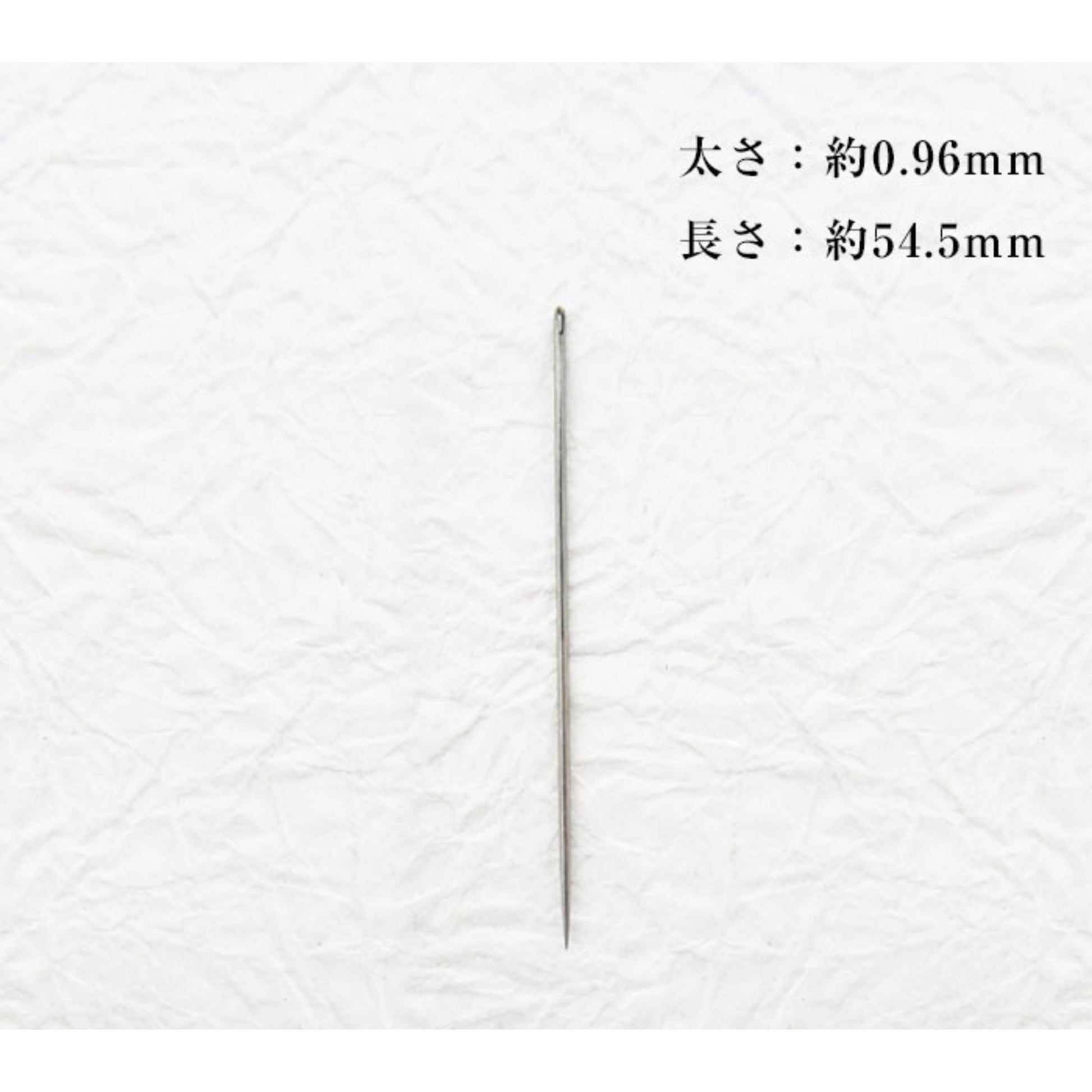 a single needle on a white background, with some text in Japanese next to it.