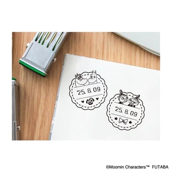 two circular stickers with the dates "25.8.09" and "25.8.09" printed on them, along with some decorative elements such as a bird and a flower.