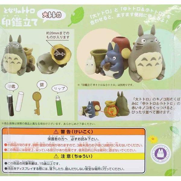 The image is a collage of various images featuring a cat-like figurine, a key, and a small pot. The collage includes close-up shots of the figurine, the key, and the pot, as well as a larger image showing the figurine and the pot together. The collage also includes text in Japanese, which is not transcribed here as it is not clear enough to be accurately described.